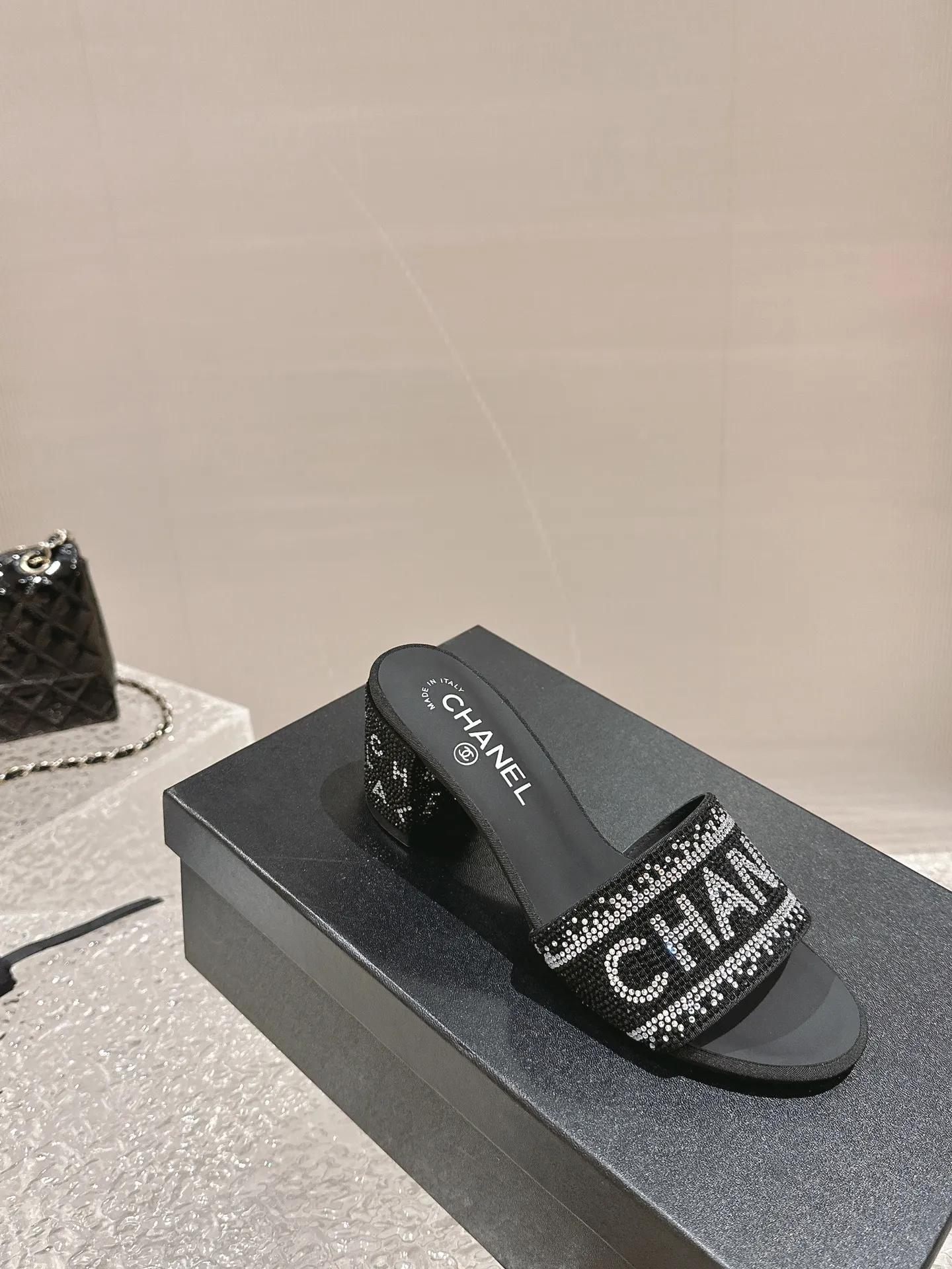 👟👟Ex-factory price 460👟👟 Xiaoxiang Chanel rhinestone slippers with large black rhinestone letters, these really blingbling slippers are full of rhinestones. They are both classic and artistic, and can be styled as you like when going out on the street every day. The characteristic is that the hot diamonds are particularly shiny. They are made with heavy craftsmanship and are not easy to fall off. They have a sexy and versatile temperament for ladies. Color: black, white. Heel height 5 cm. 35-41